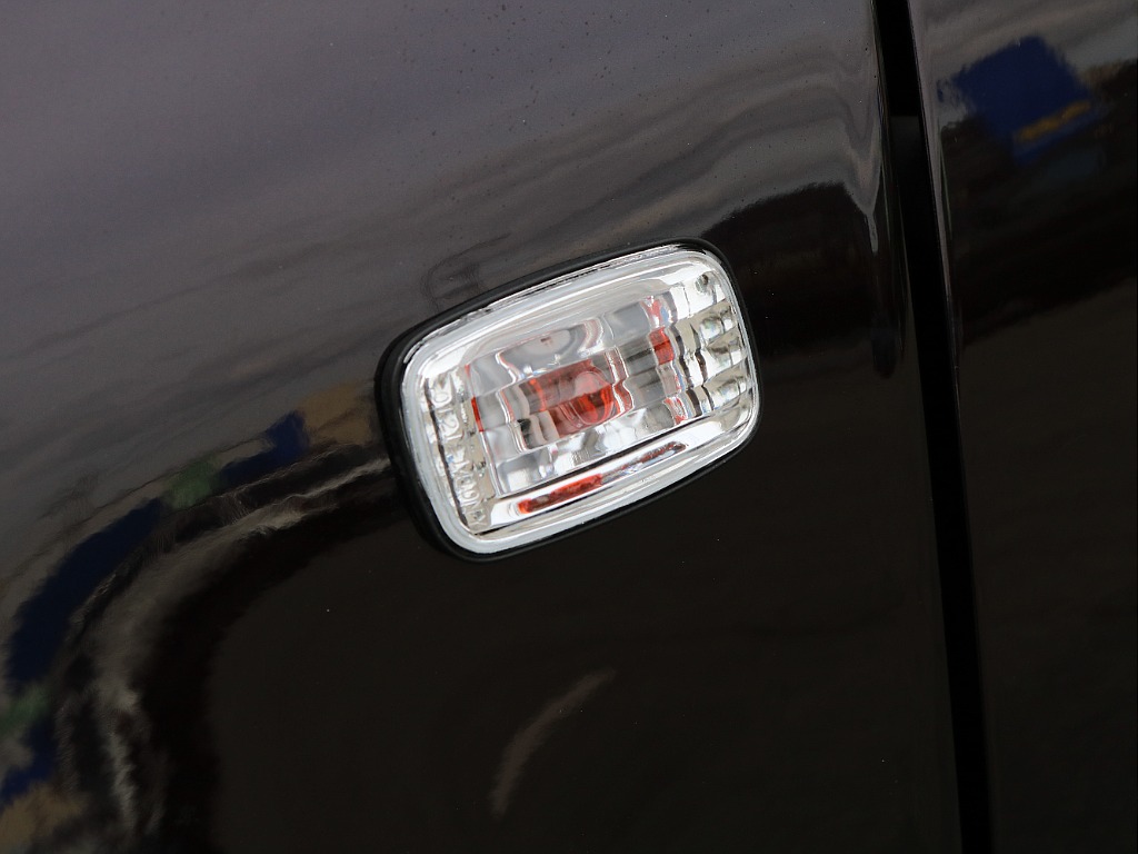 クリアのサイドマーカーが新品で装着済み