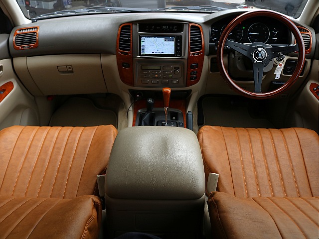 ベージュを基調とした内装になってます♪