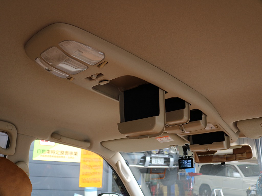 これでもかというほどの小物入れ。