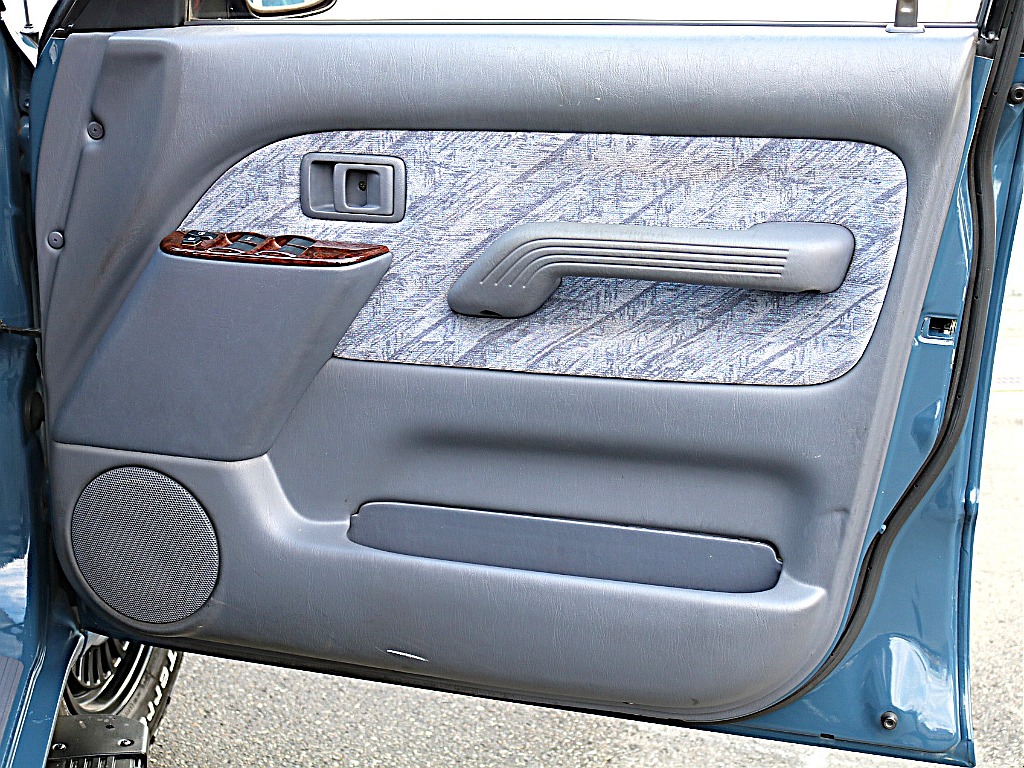 右フロントドア内張。