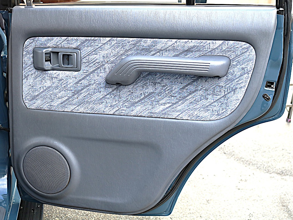 右リアドア内張。