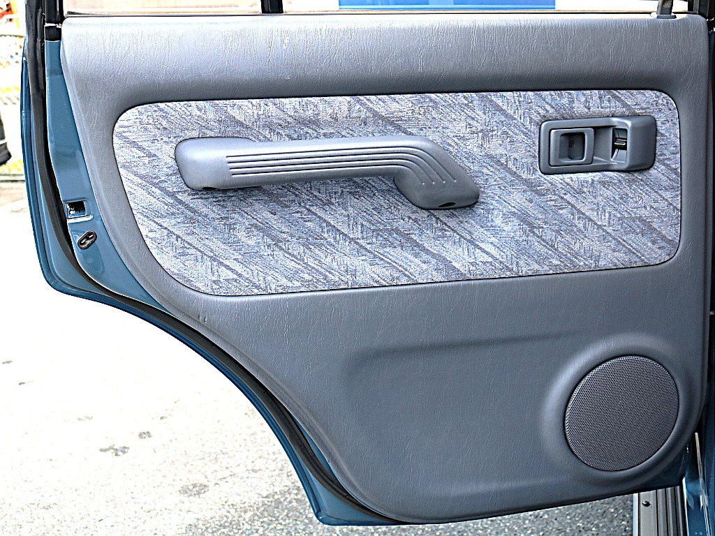 左リアドア内張。