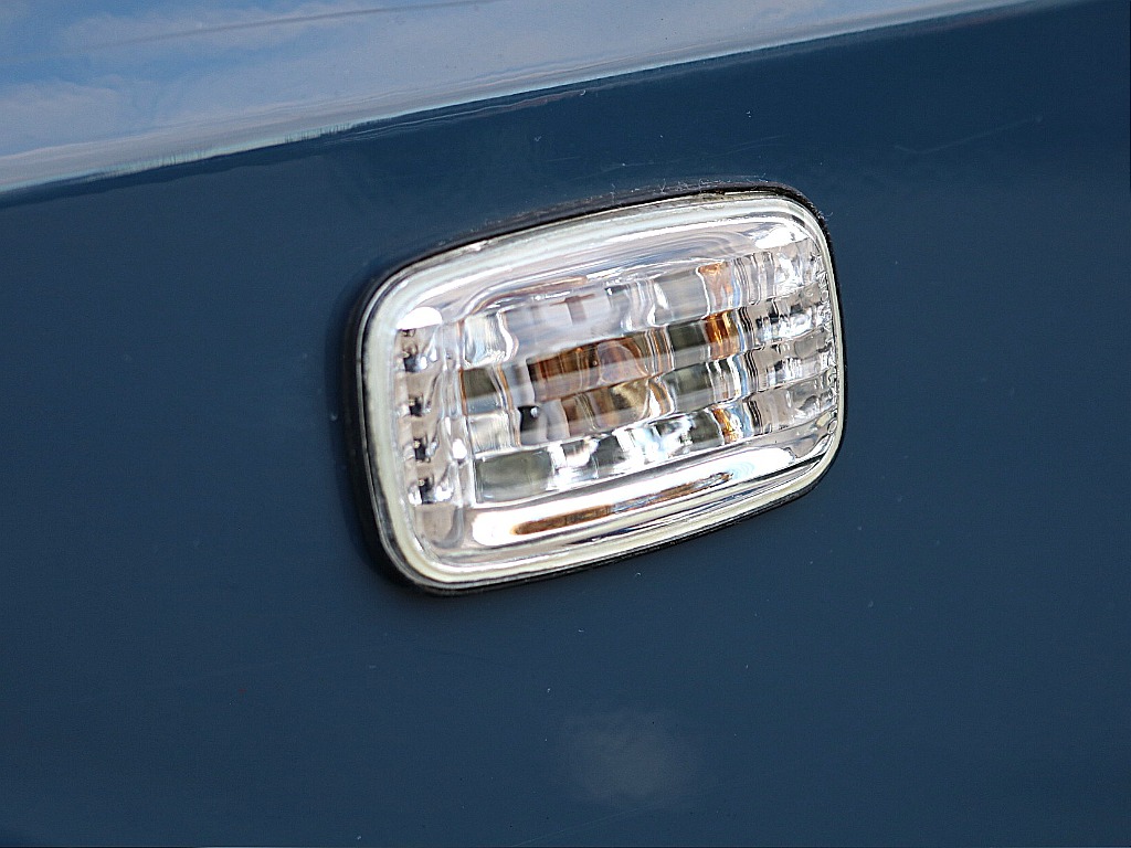 コーナーレンズに合わせてサイドマーカーもクリアです