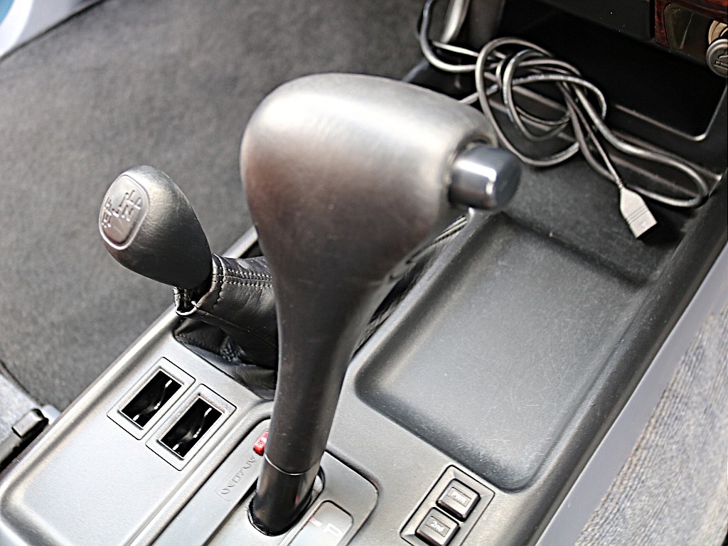 シフトノブは純正で残してます。