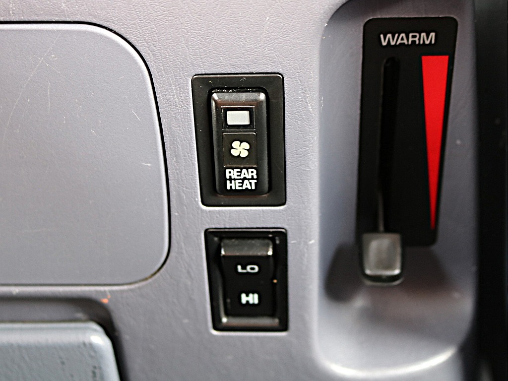 寒冷地仕様なのでリアヒーターついてます！