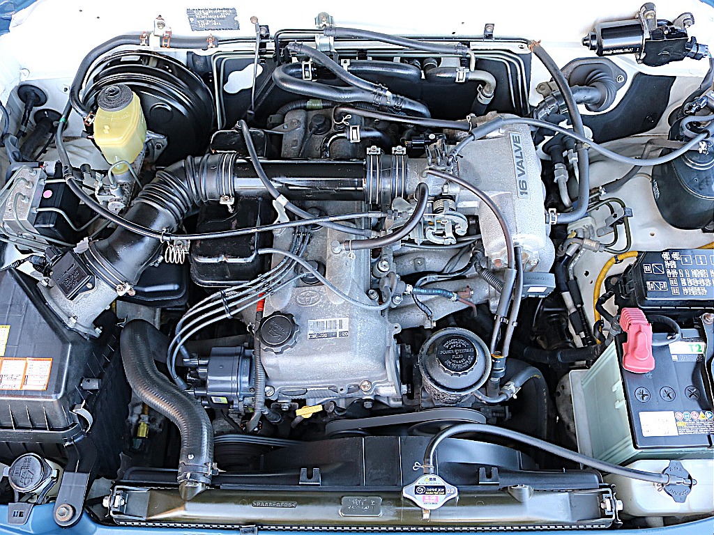 エンジンルームもご覧のように綺麗です。