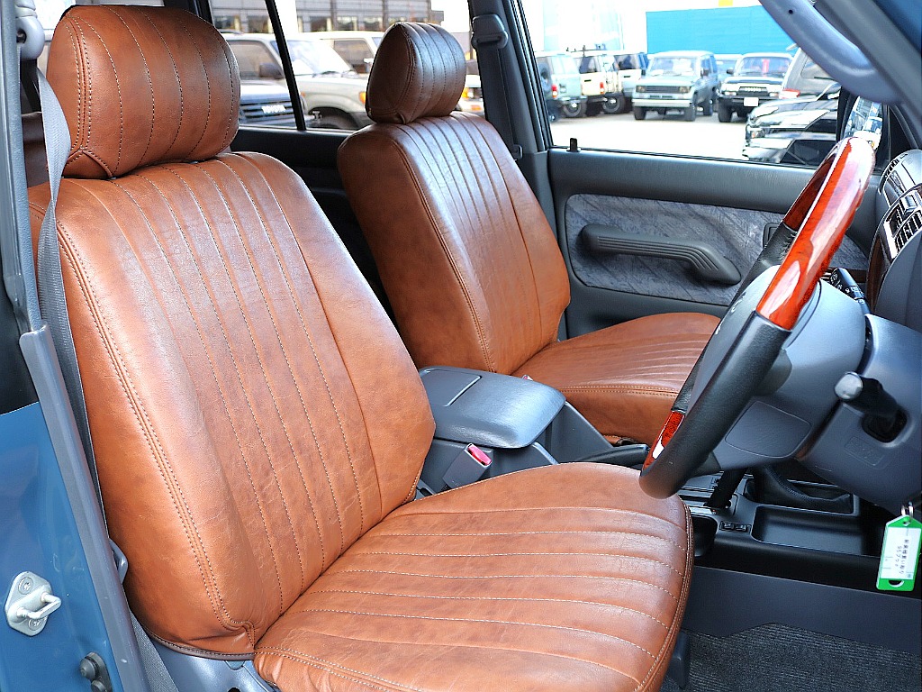 グレー内装にブラウンのシートカバー相性抜群です...