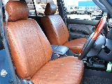 グレー内装にブラウンのシートカバー相性抜群です...