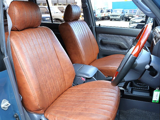 グレー内装にブラウンのシートカバー相性抜群です...