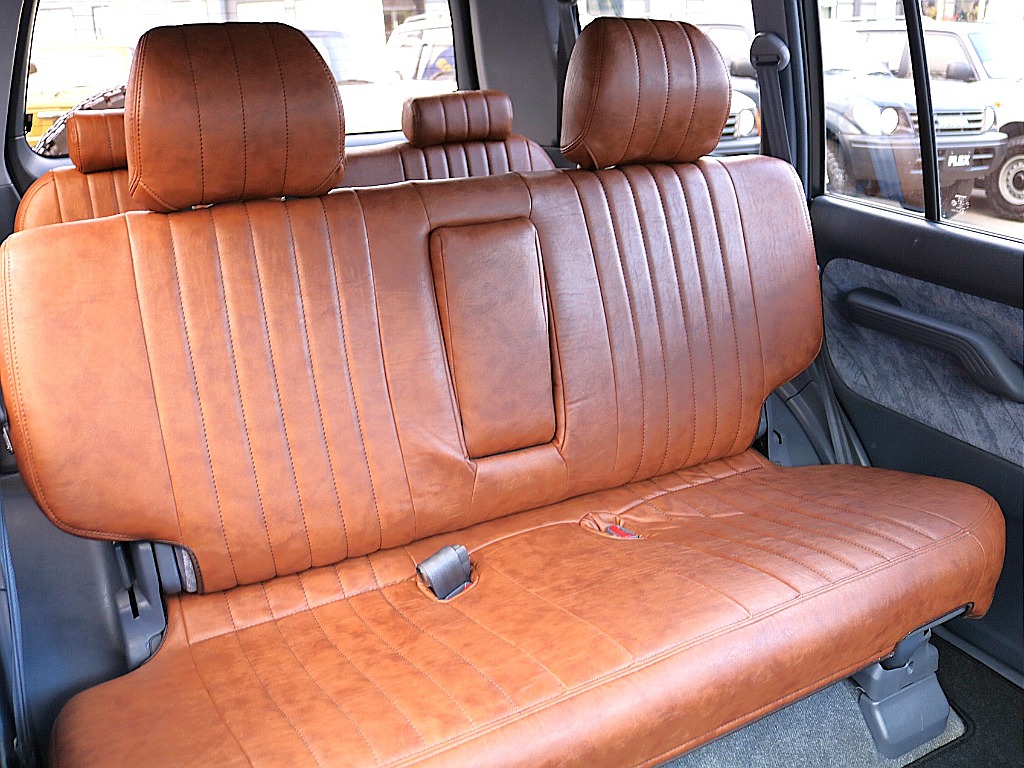 前期型は一体型のシートです。