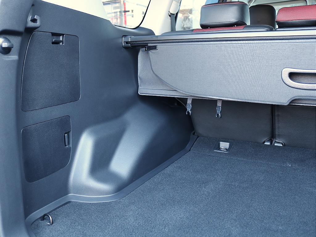 ラゲッジ左パネル