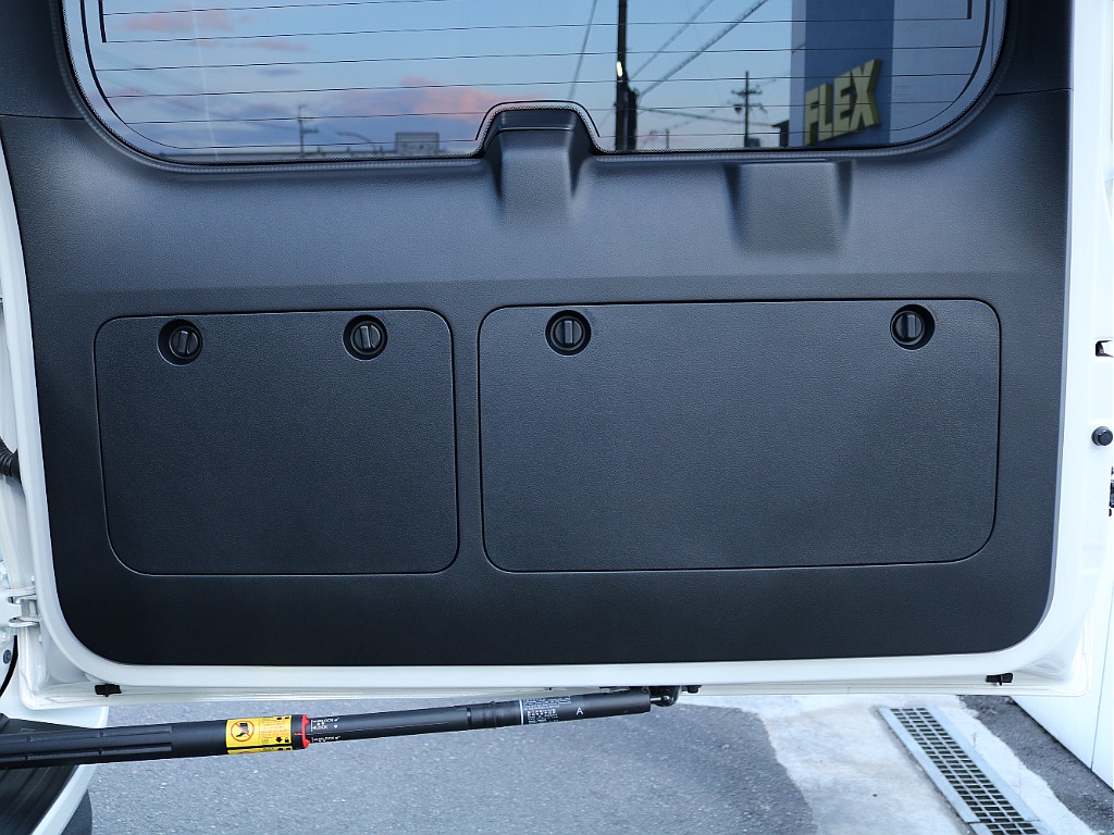 バックドアパネル