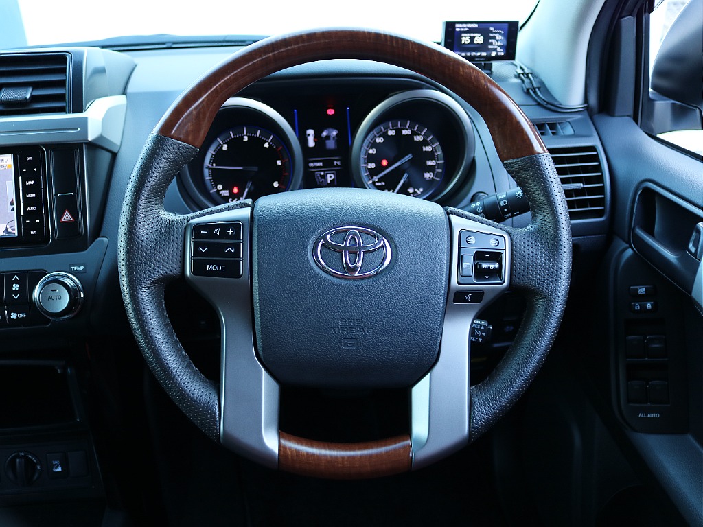 ウッド調ステアリングが装着済み。