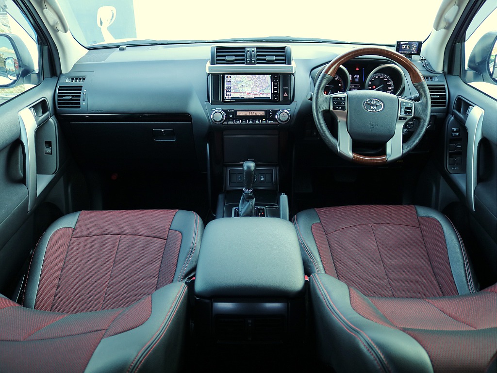 ブラックを基調とした内装。