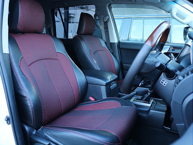 ブラック×レッドのシートカバーが装着済み。