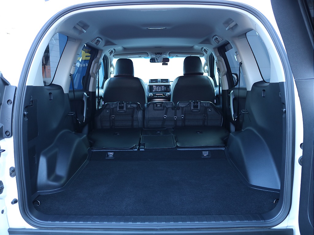 荷室は広々と使用できます。