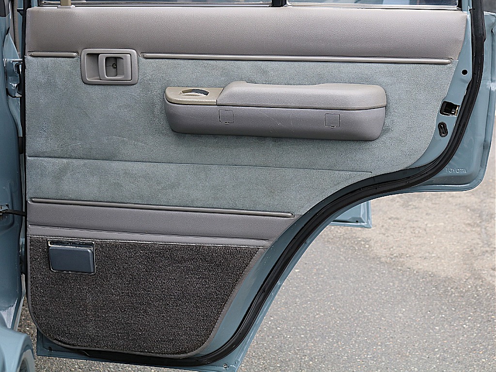右リアドア それぞれスエード生地がいい感じです。