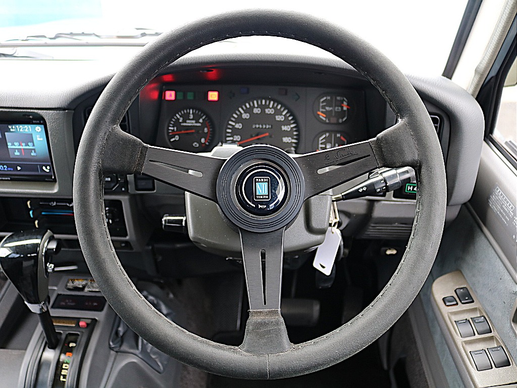 NARDIブラックステアリング装着済み。