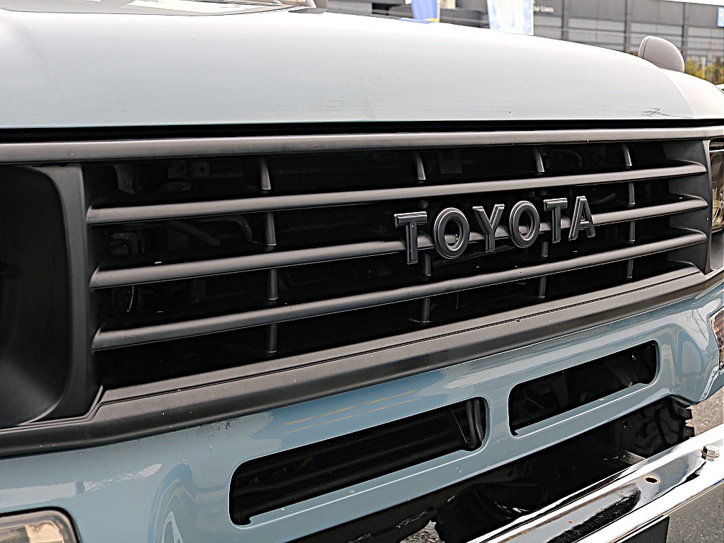 グリルはブラック塗装。