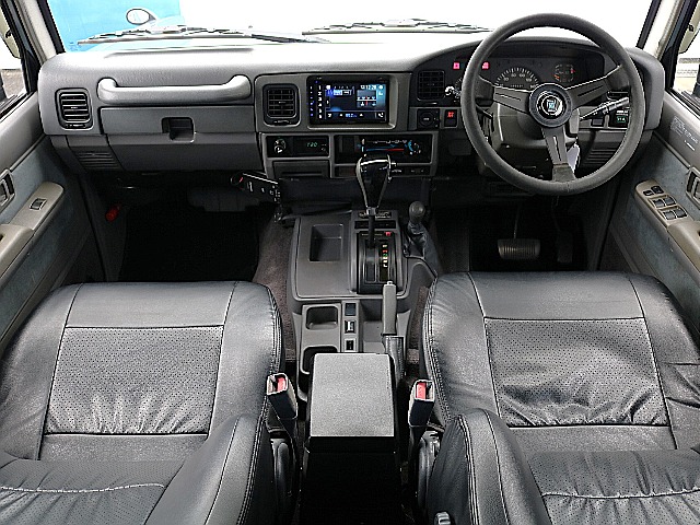 内装はグレー×ブラックで統一されております。