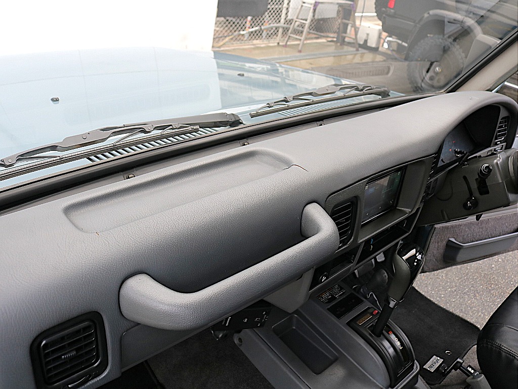 ダッシュボードには多少割れがございます。 リペア等のご相談ください。