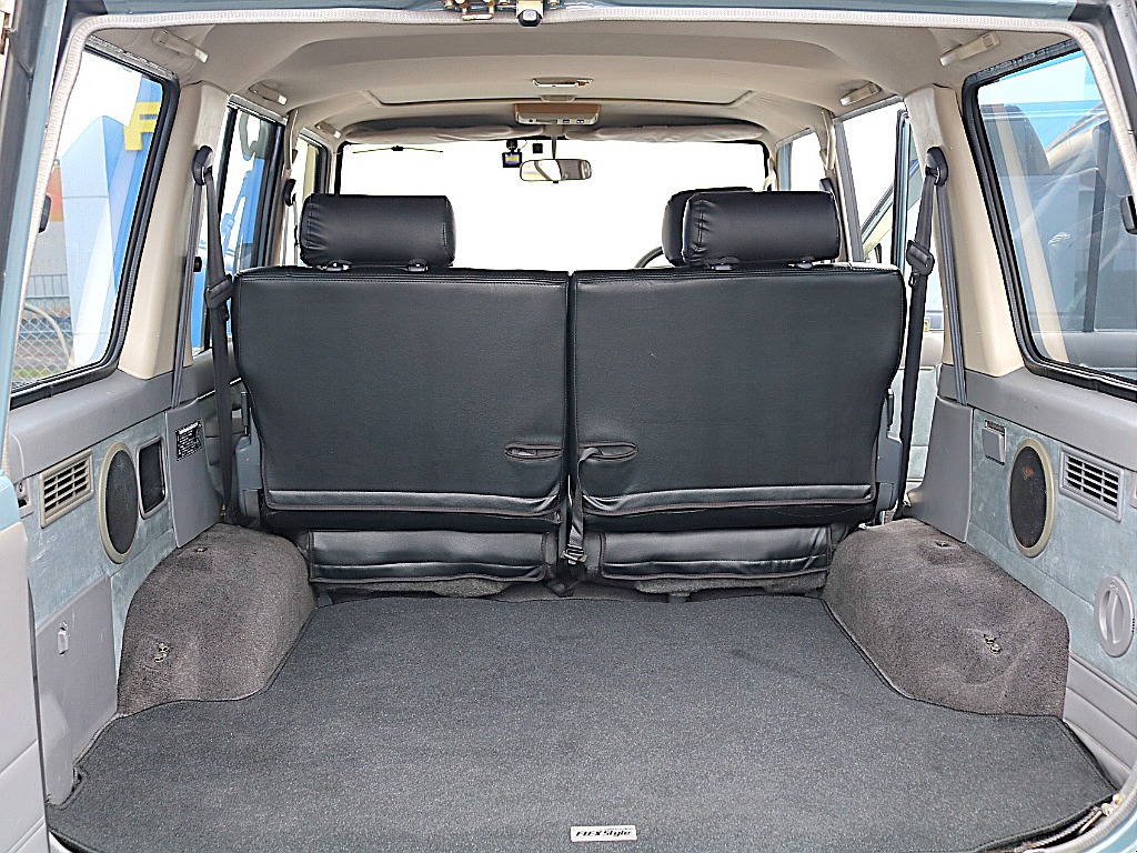 スクエアなボディ故、ラゲッジスペースには 無駄な空間が少ないです。