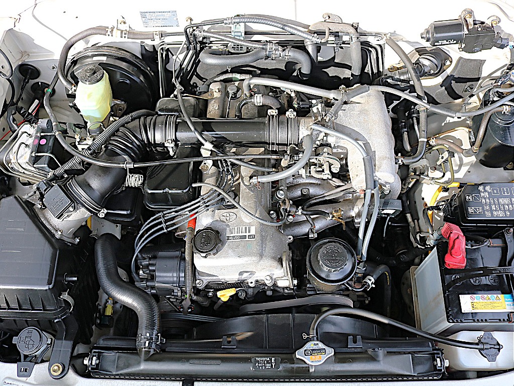 ご覧のように綺麗なエンジンルーム。