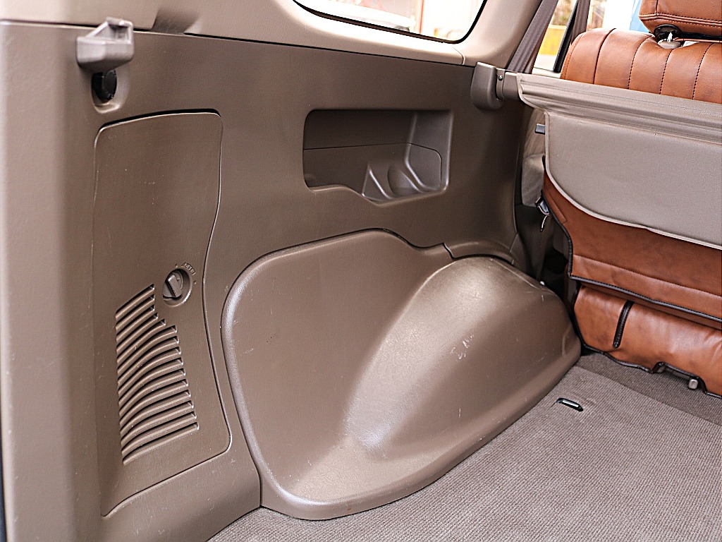 ラゲッジ左パネル