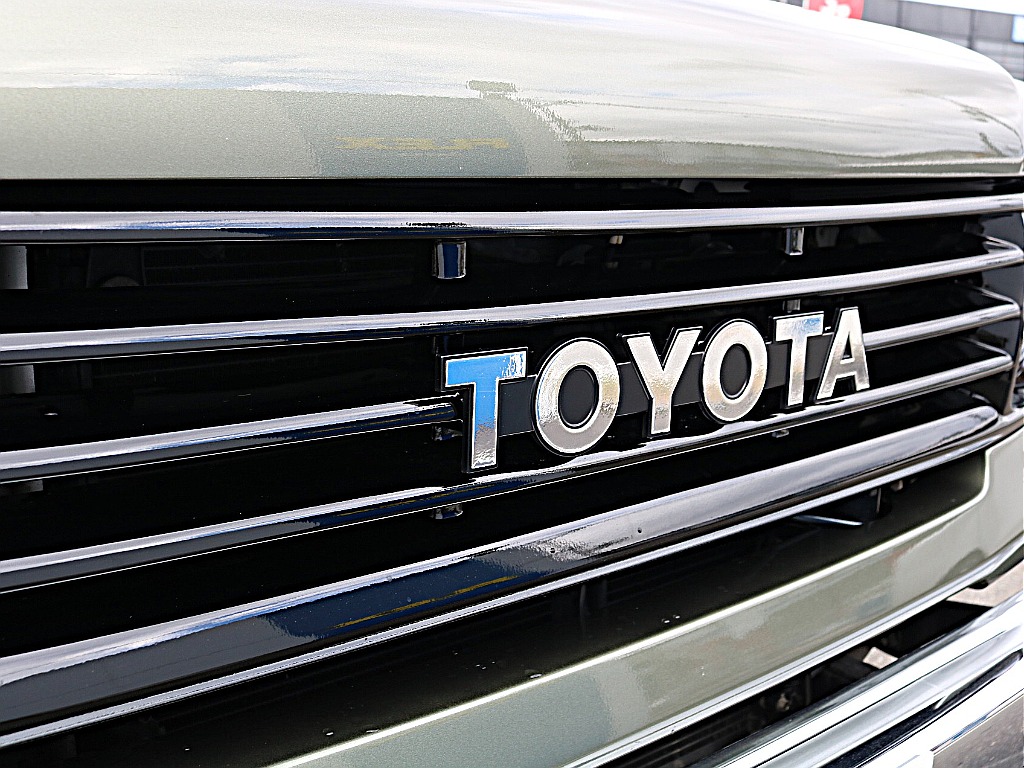 TOYOTA文字はメッキ加工。