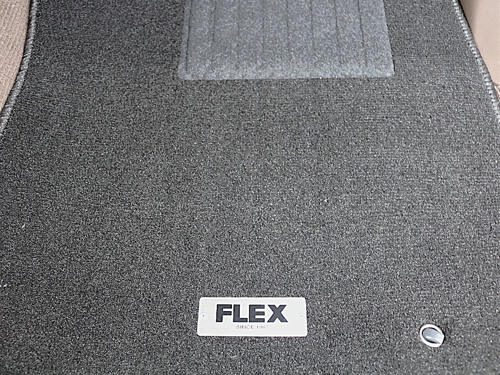 新品ブラックフロアマット。