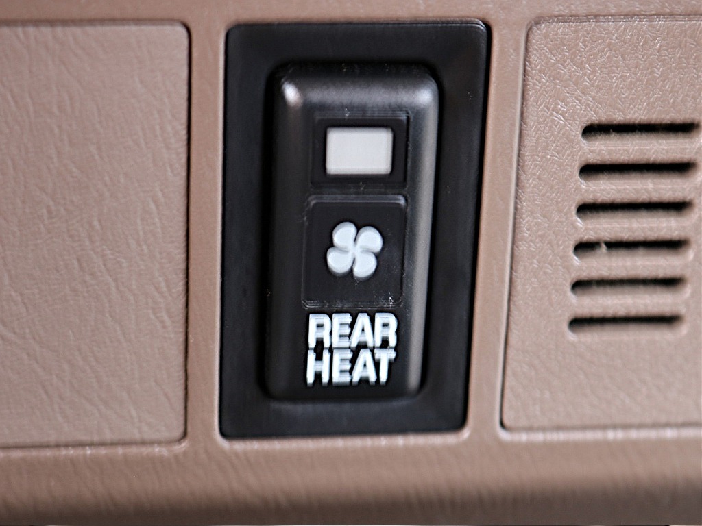 リアヒーター付き。