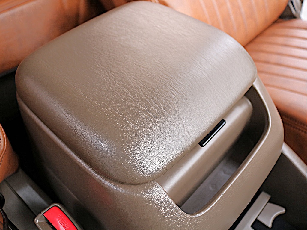 ２段式センターコンソール。