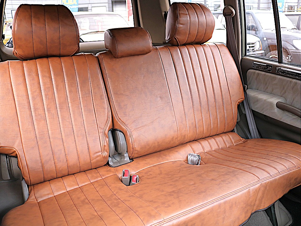 ２列目は背もたれのみ分割で倒れます。