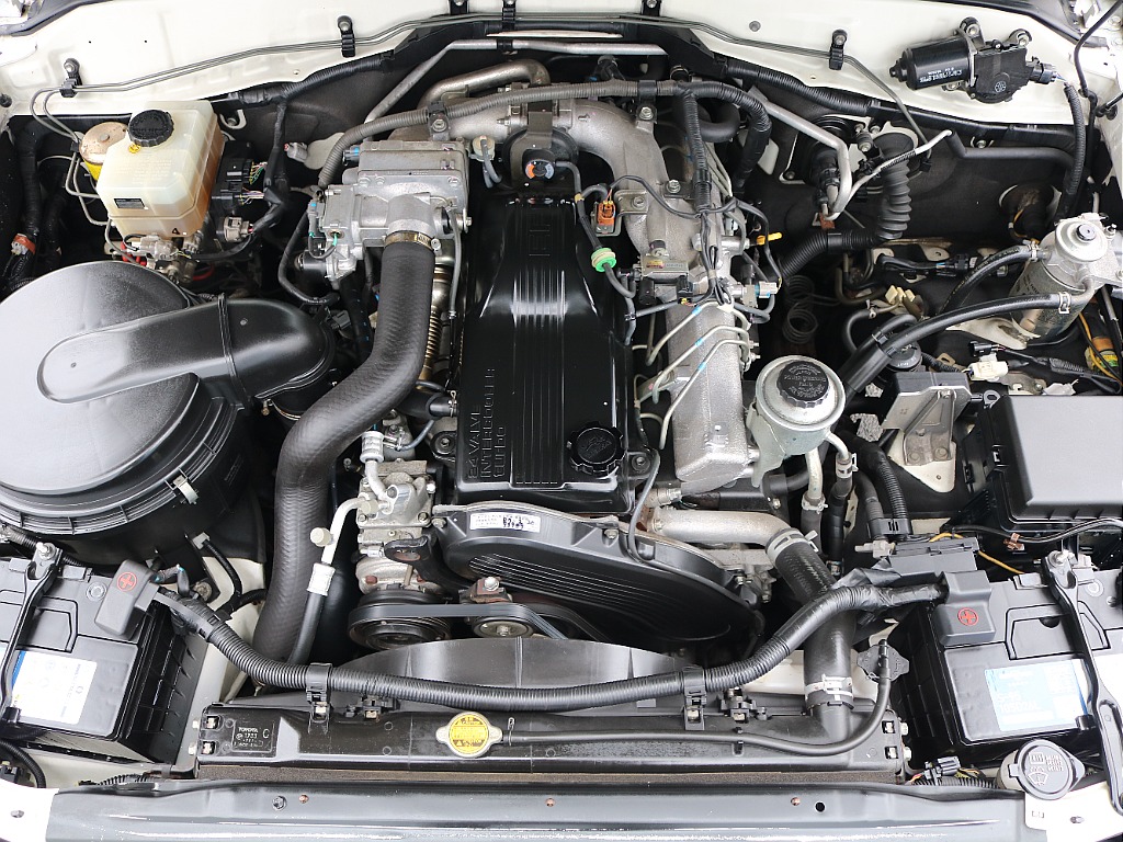 エンジンルームは無骨さがあります！