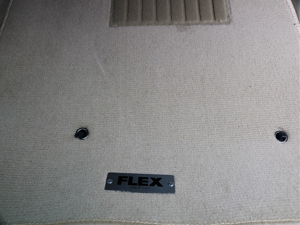FLEXロゴ入りのフロアマットです！