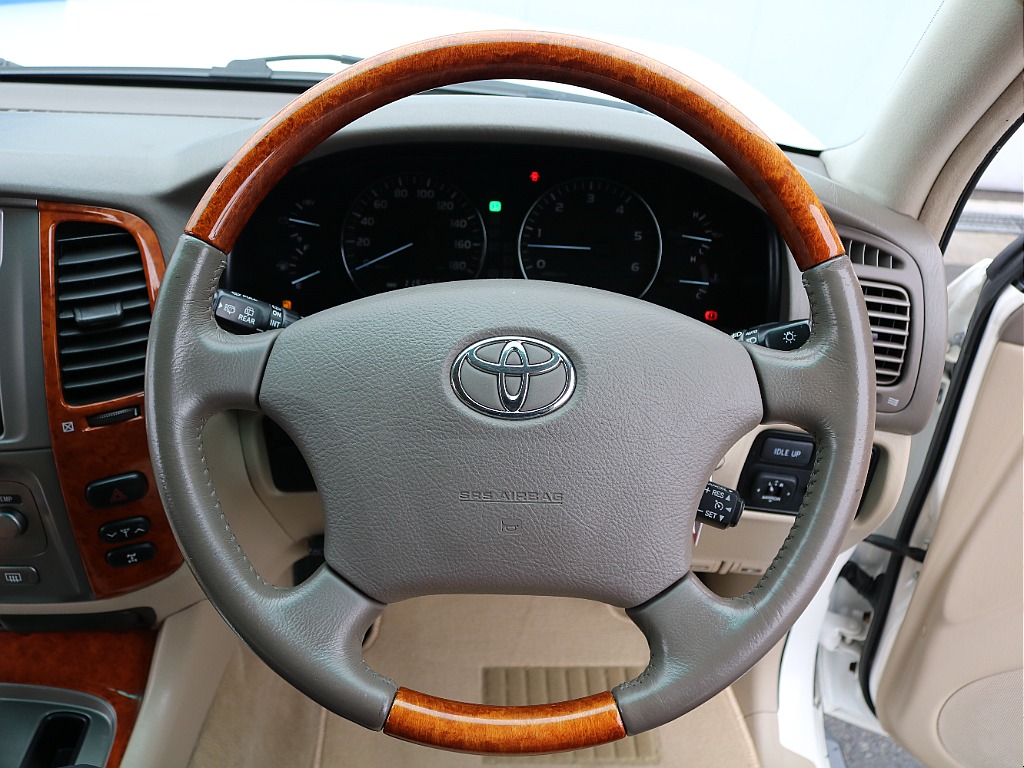 ウッドコンビステアリングで内装の雰囲気とマッチ！