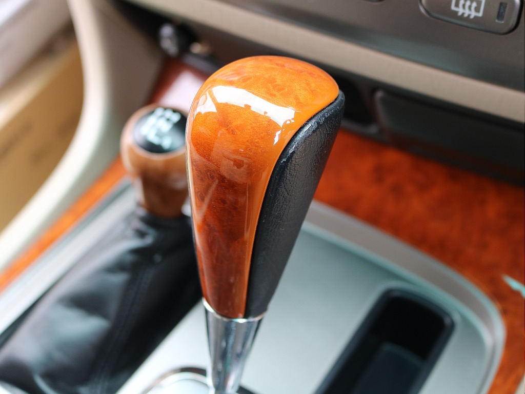 ハンドルに合わせてウッドシフトノブになってます！