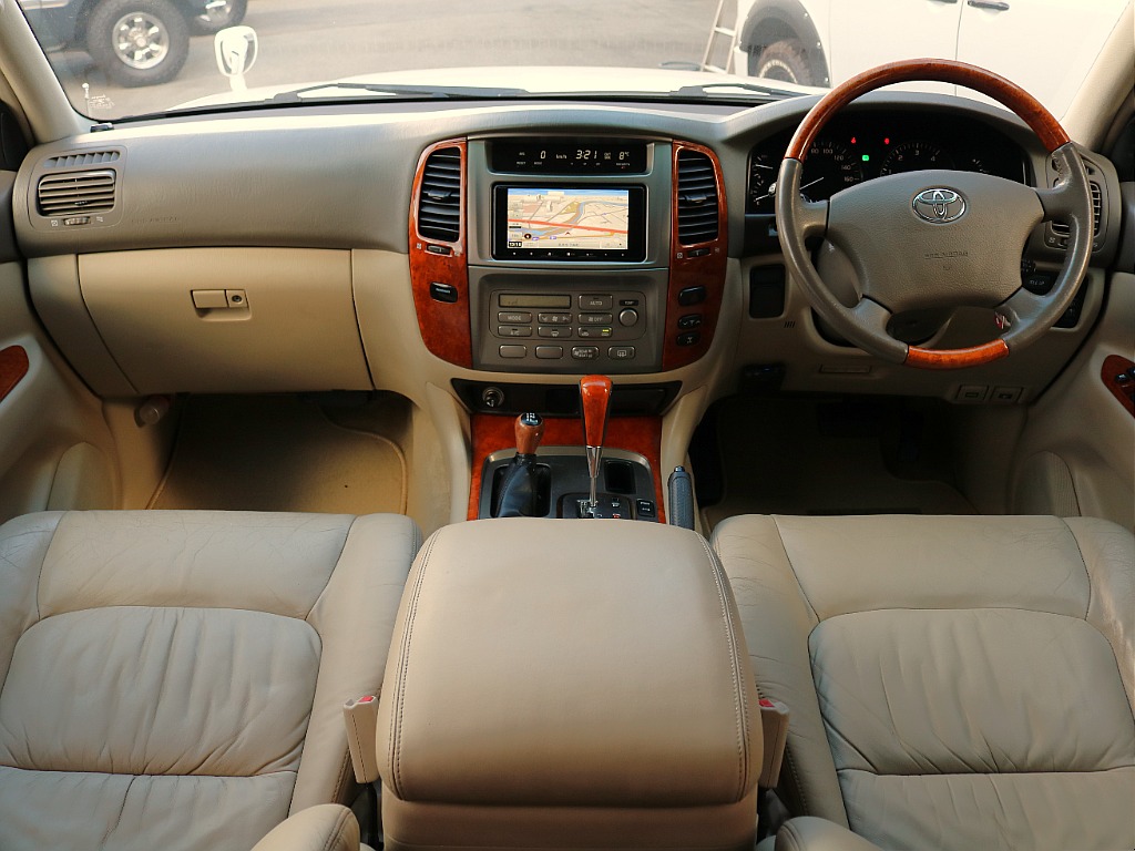 ベージュを基調に高級感のある内装となっております。