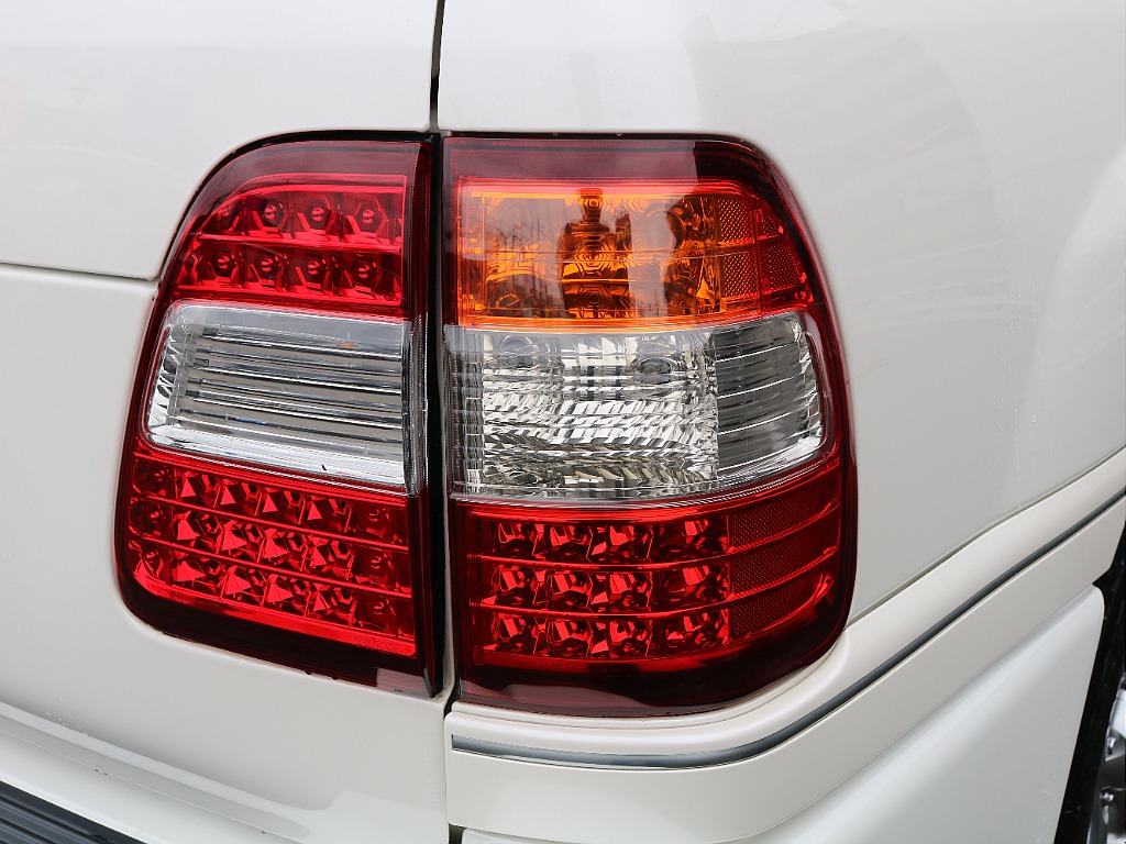 くすみのないパキッとしたテールレンズ！