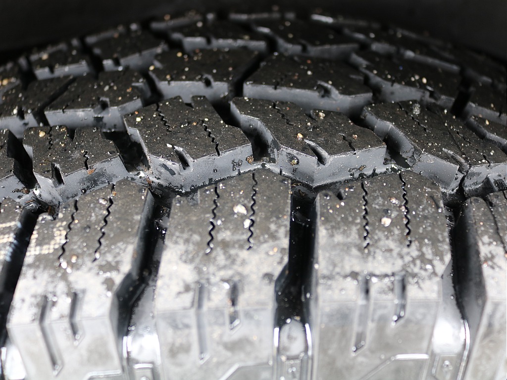 新品のタイヤなのでもちろん溝はあります！