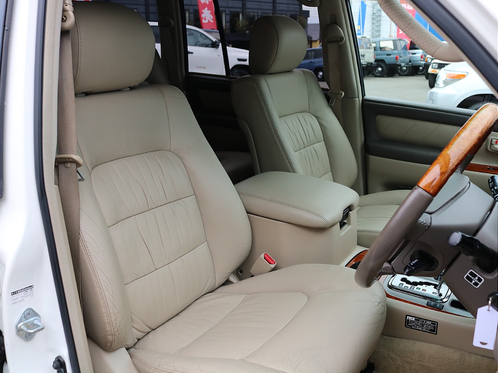 本革/電動シートが装備
