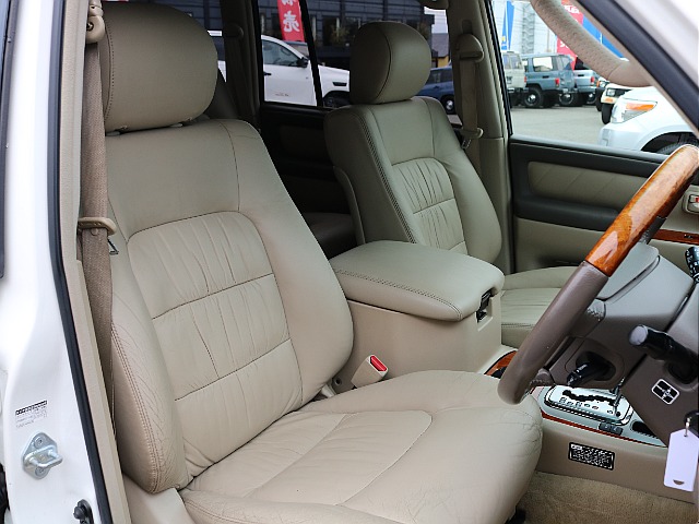 本革/電動シートが装備