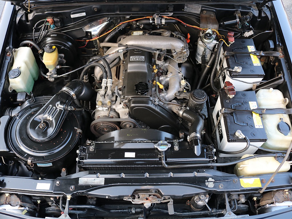 ご覧のように綺麗なエンジンルームです。