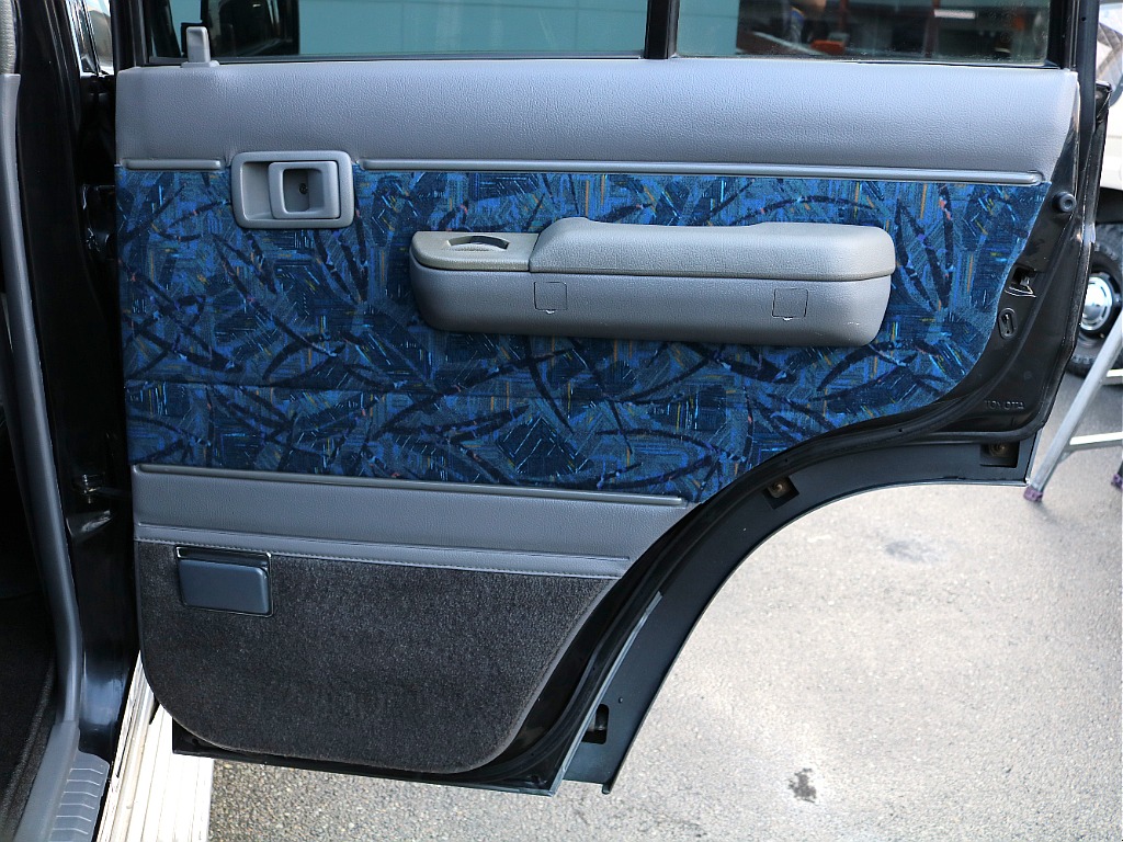 右リア内張 それぞれ破れ等なく綺麗な状態です。