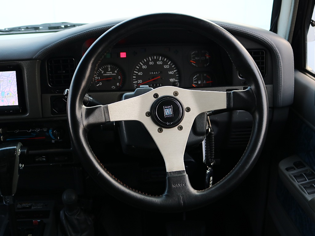 NARDIブラックステアリング。