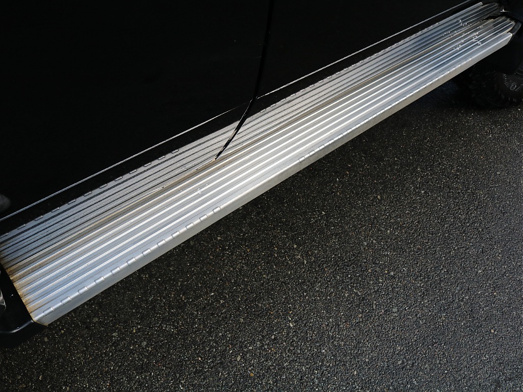 サイドステップ付きで乗り降り楽ちんです。