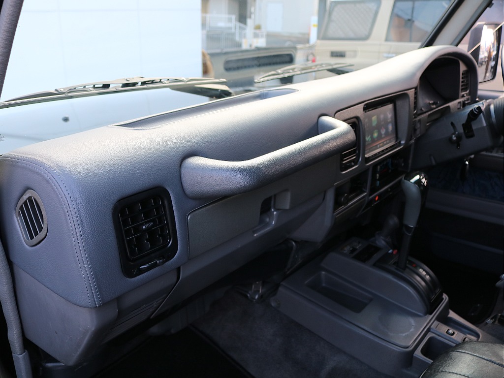 ダッシュボードは新品で張替えております。