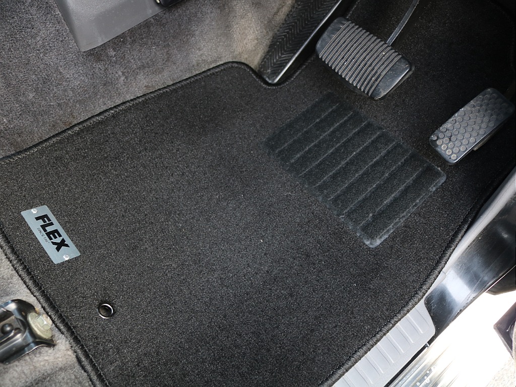 新品ブラックフロアマット装着。