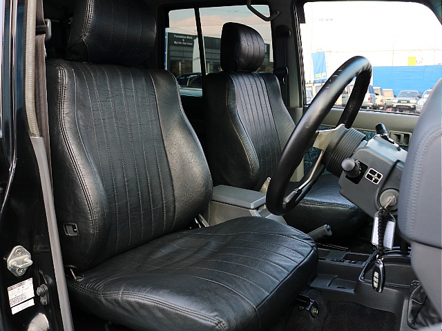 クラシックブラックシートカバーが装着済みです。