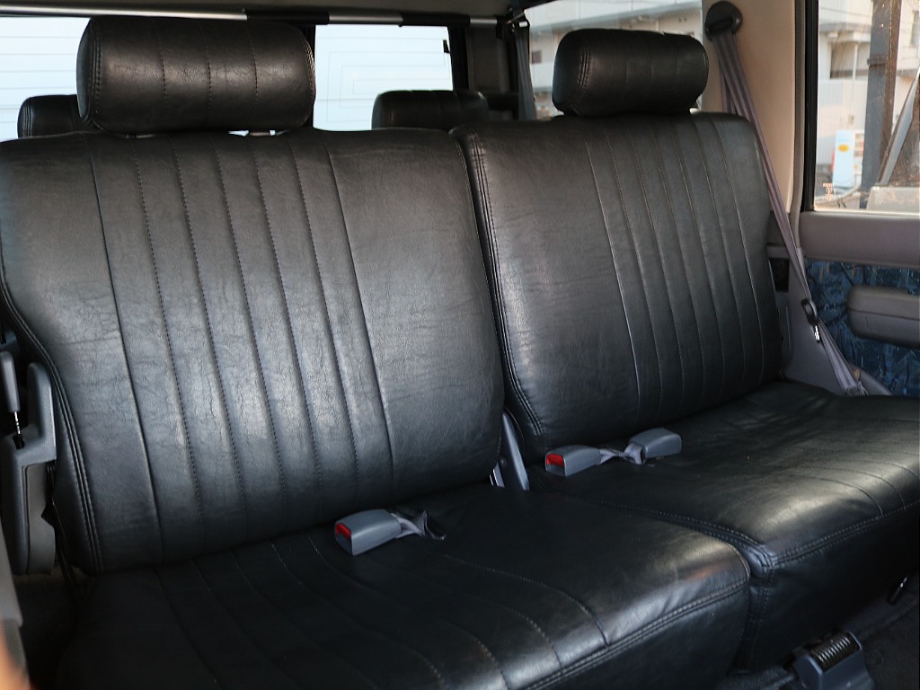 使用感の少ない２列目は分割式となっております。